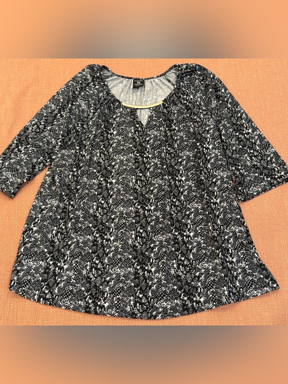 Snakesprint Keyhole Neck Top Black & White 2XL blouse